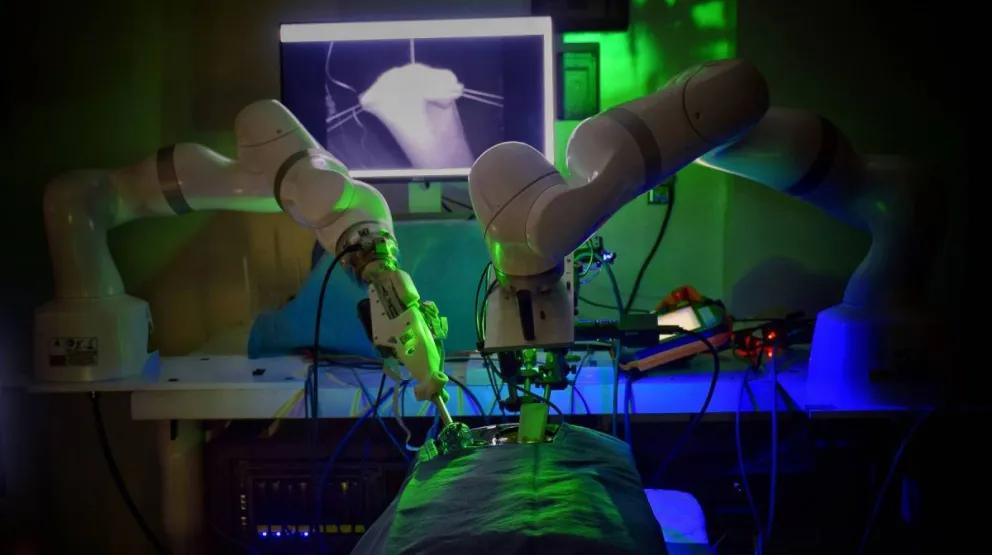 El robot que aprendió a operar